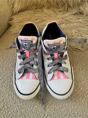 Converse Kids Low Top Sneakers in White with Pink Accents and sparkle laces